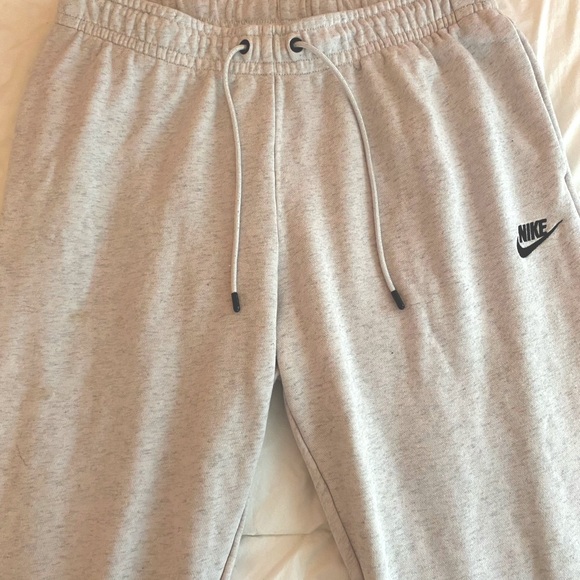 Women’s Nike “Fleece Joggers” in light grey, size large. - Picture 3 of 4